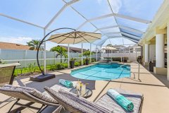 Sonnendeck und Pool mit Liegen