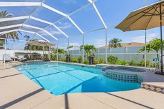 Sonnendeck und Pool mit Liegen