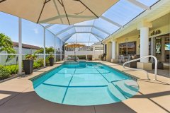 Sonnendeck und Pool mit Liegen