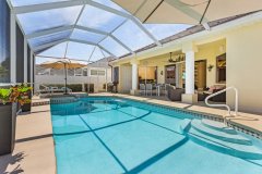 Sonnendeck und Pool mit Liegen