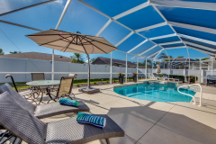 Sonnendeck und Pool mit Liegen